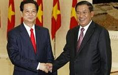 Hun Sen met his master Nguyen Tan Dung  in April 2011