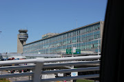 Nous arrivons à l'aéroport de Montréal vers 11h15. (aã©roport de mtl juillet )