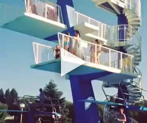 Menina Desiste de pular na piscina, mas era tarde demais Menina Desiste de pular na piscina, mas era tarde demais
