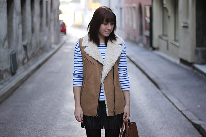 outfit, trend, fashionblogger, fransenrock, lederrock, zara, streifenshirt, weste, fakefur, pumps, ankle boots, highheels