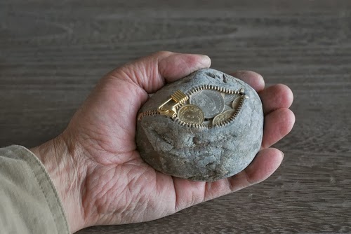 14-Stone-Coin-Purse-Sculptor-Hirotoshi-Ito-aka-jiyuseki-Stone-Art-Sculptures-www-designstack-co