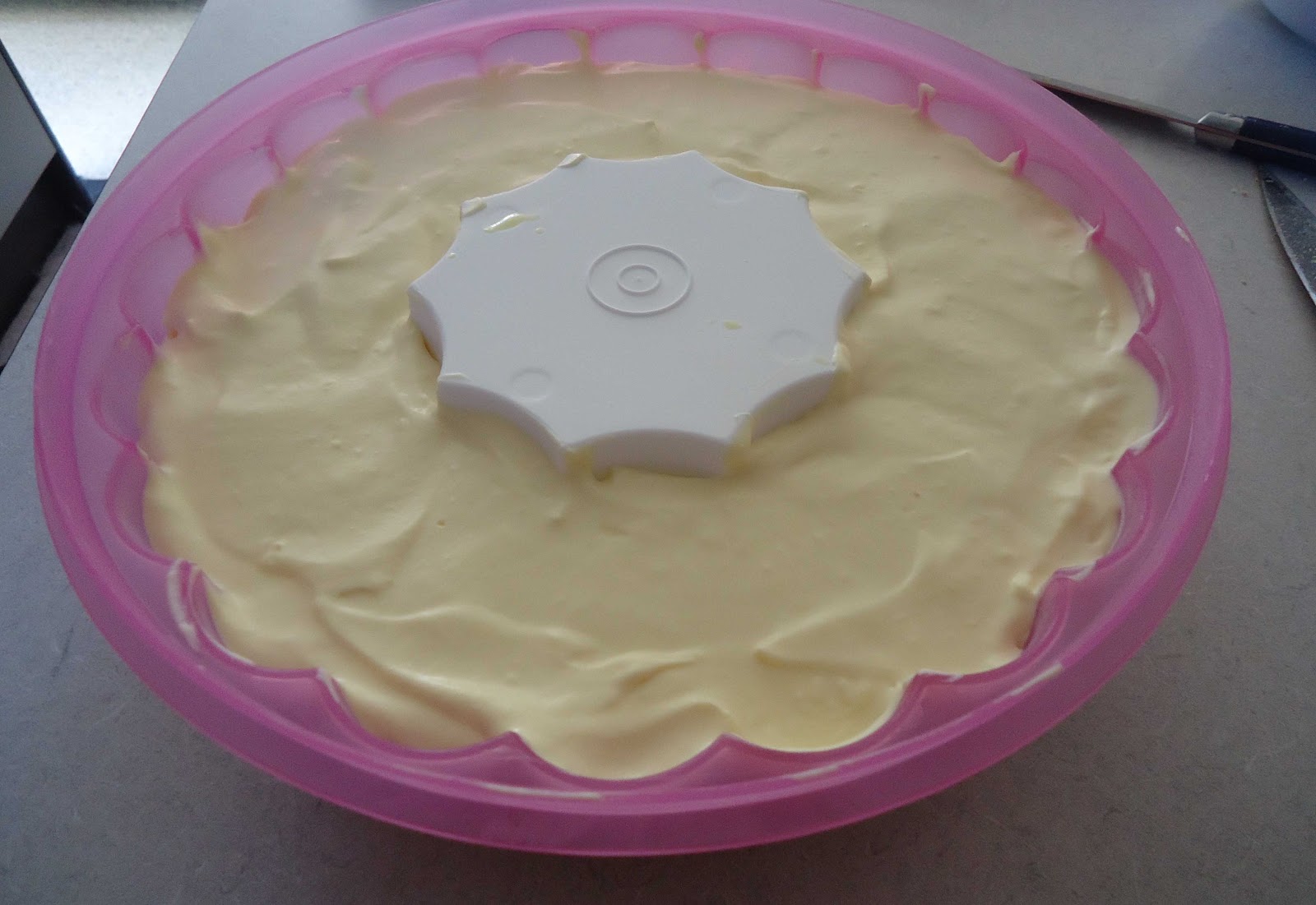 Crafty Pineapple Pineapple Cheesecake in Tupperware Jel Ring