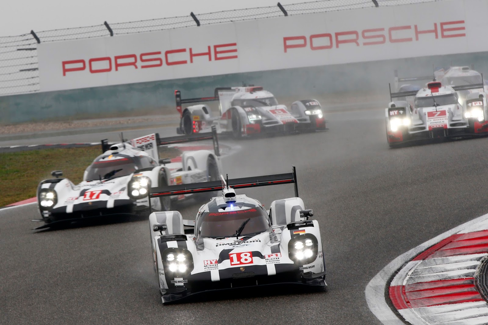 005+-+Porsche+leading+the+race.jpg