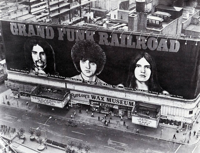 GIGANTOGRAFIA DE GRAND FUNK EN TIME SQUARE