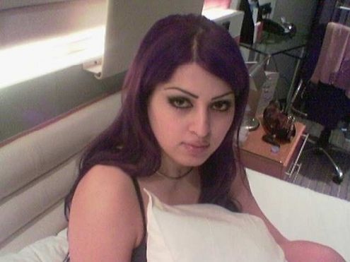Beautiful Arab Women Photos: Saudi Arabian Women in her Private Room