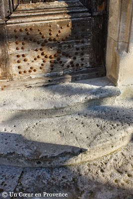 Vielle porte et emmarchement aux Baux-de-Provence