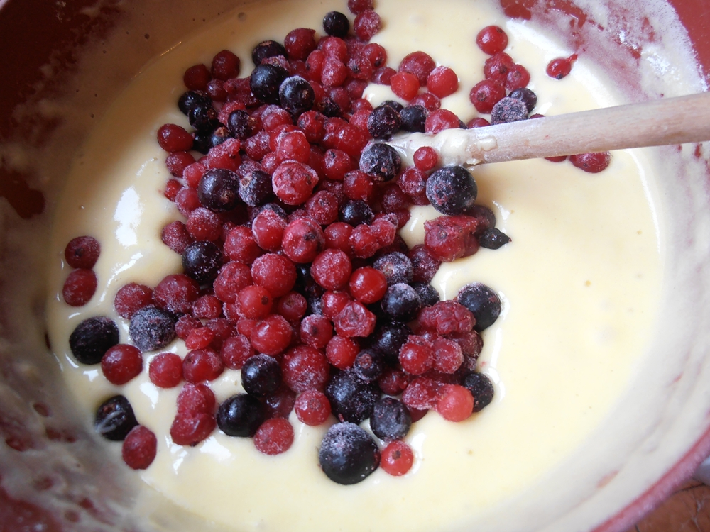 Chec Cu Fructe De Padure Si Glazura De Ciocolata Alba Caietul Cu Retete