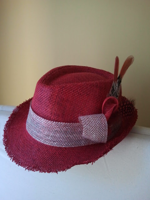 gorro, barato, economico, rojo, plumas, paja, rafia