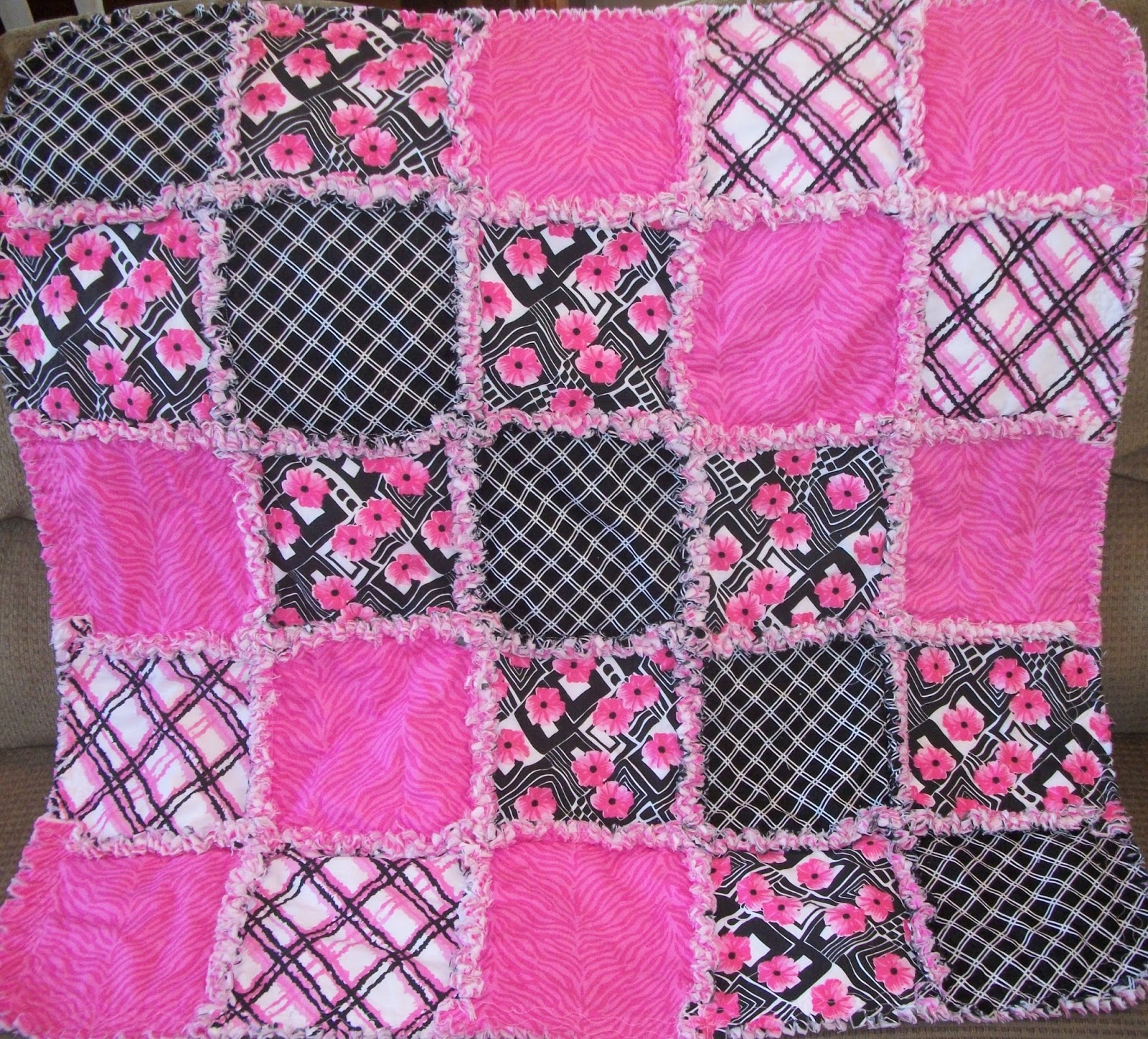 Deerecountry Quilts PInk and Black rag quilt
