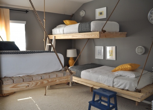 Habitación nº1 {Albrien Berbs, Sasha Záitsev, Nathan Backstrom} Bedroom+For+Three+Young+children+With+DIY+Clinging+Beds+A