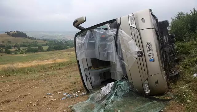 ΣΥΓΚΛΟΝΙΣΤΙΚΕΣ ΦΩΤΟ από την ανατροπή λεωφορείου με μαθητές-Από θαύμα δεν θρηνήσαμε θύματα ΣΥΓΚΛΟΝΙΣΤΙΚΕΣ ΦΩΤΟ από την ανατροπή λεωφορείου με μαθητές-Από θαύμα δεν θρηνήσαμε θύματα