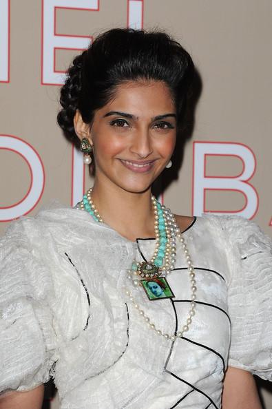 1 - Sonam KAPOOR CUTE IN WHITE DRESS PHOTOS