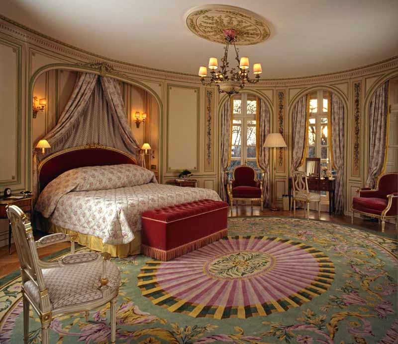 example of a luxurious bedroom design