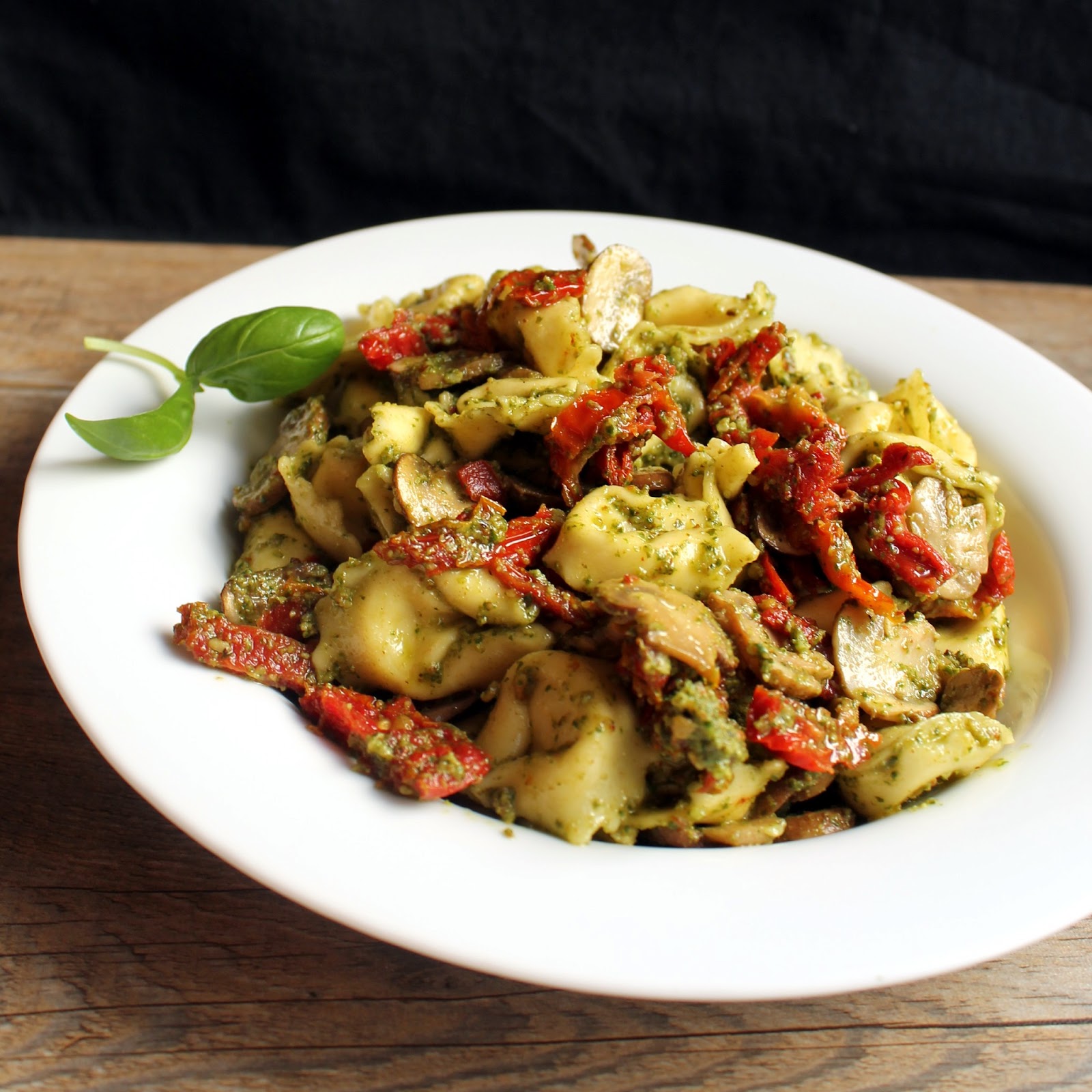 Pesto Tortellini with Mushrooms and SunDried Tomatoes (15 minute meal