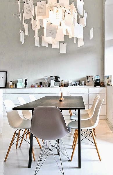 Designstuhl in Weiß aus Kunststoff mit Holzbeinen