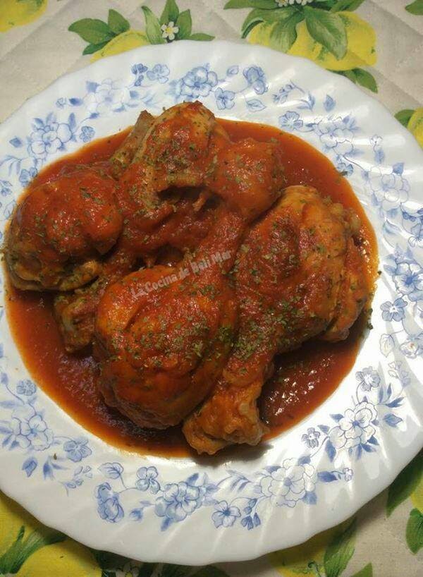 La Cocina de Beli Mar: MUSLOS DE POLLO EN SALSA DE TOMATE, CON UN TOQUE