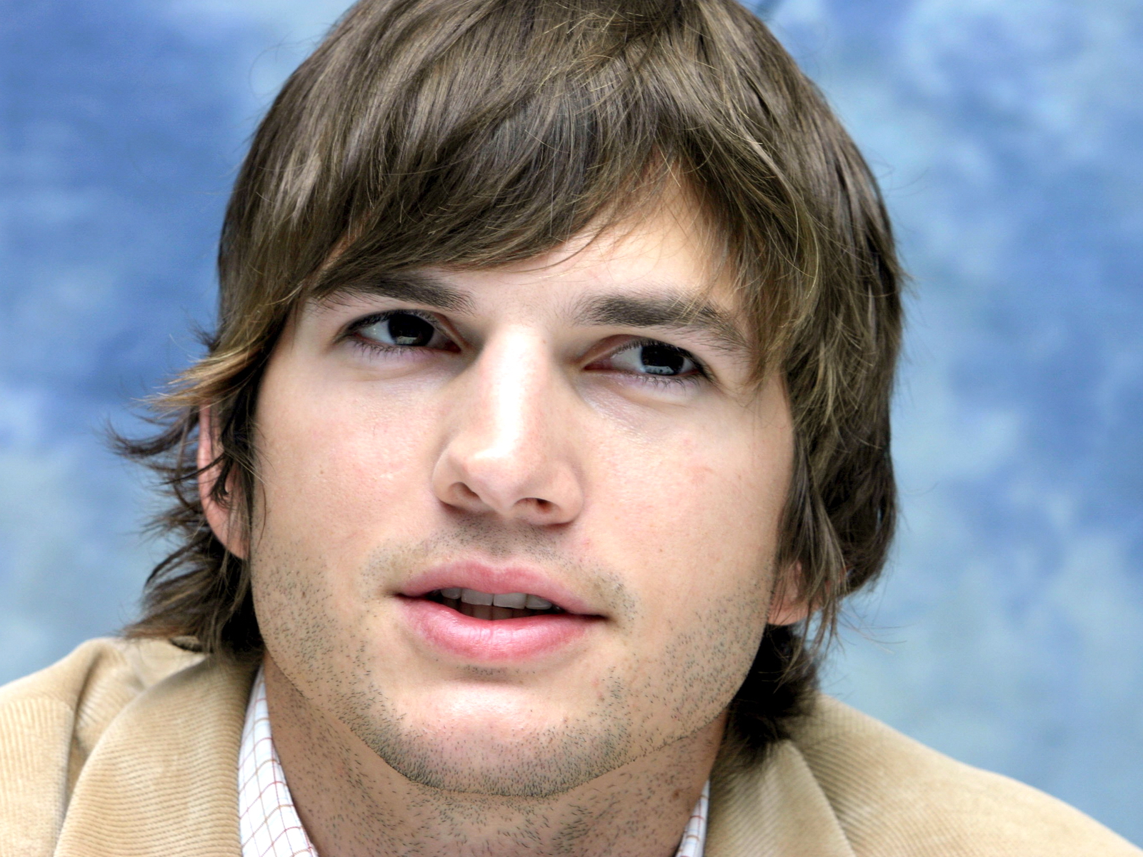 http://2.bp.blogspot.com/-l_-FZvQHK-w/T5lelw3s2gI/AAAAAAAAADE/uLM94Ns0L-w/s1600/Ashton+Kutcher+wallpapers+10.jpg