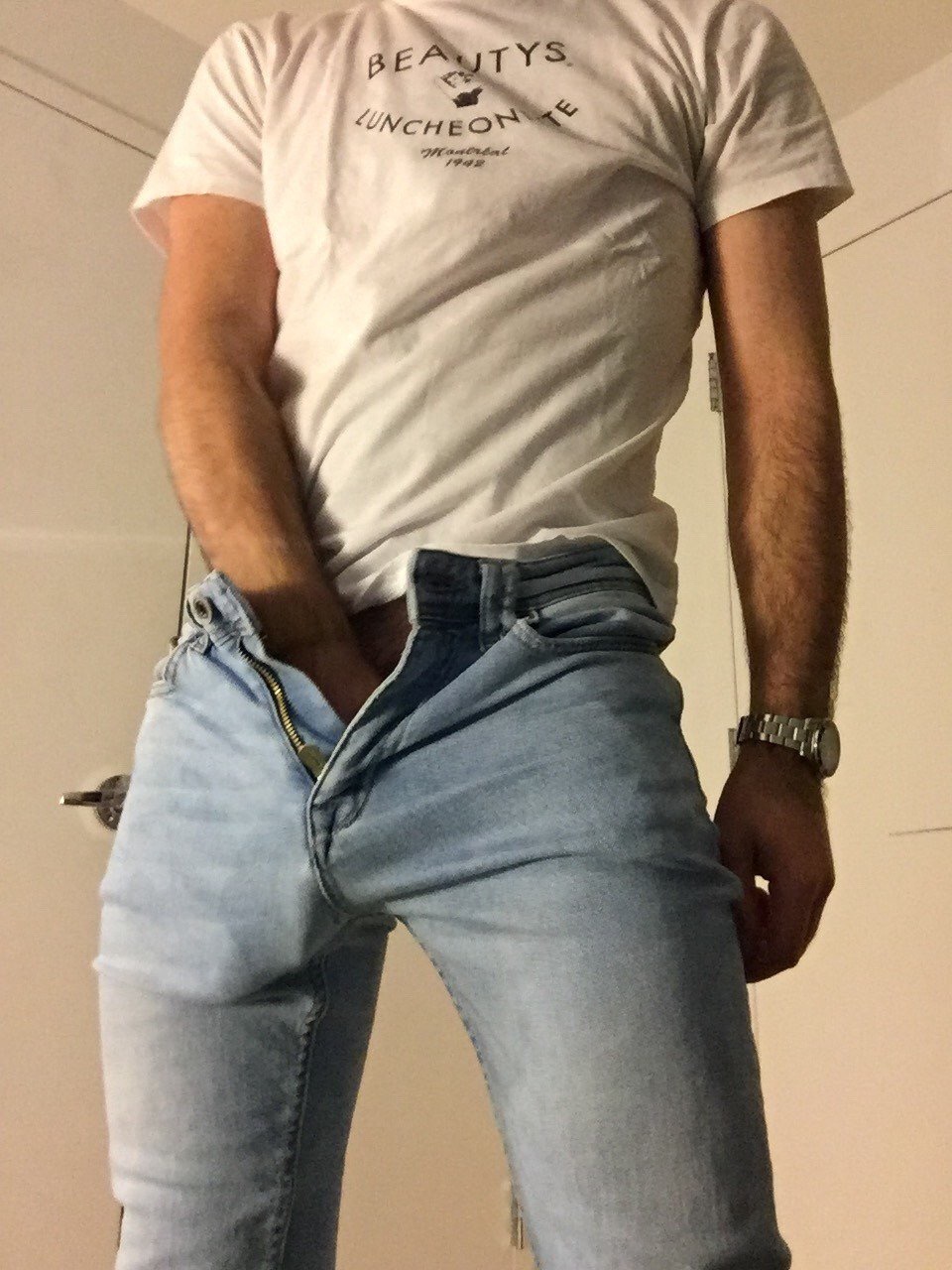 Мужик достал вставший хуй с шорт фото