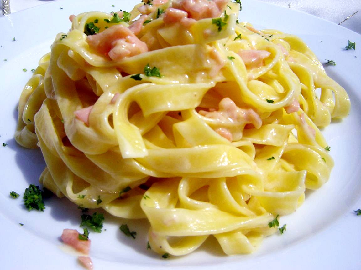 Tagliatelle al Salmone con crema di Limone