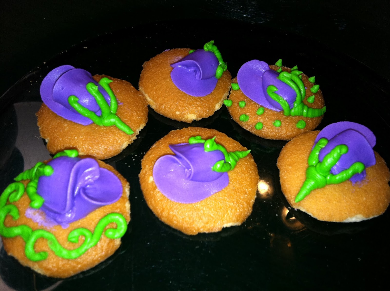 The Iced Queen Royal Icing Rosebuds