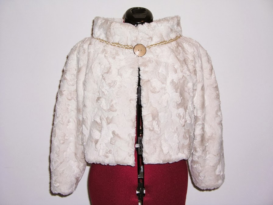2014 1 A short fur jacket in creamy white Uma jaqueta curta de