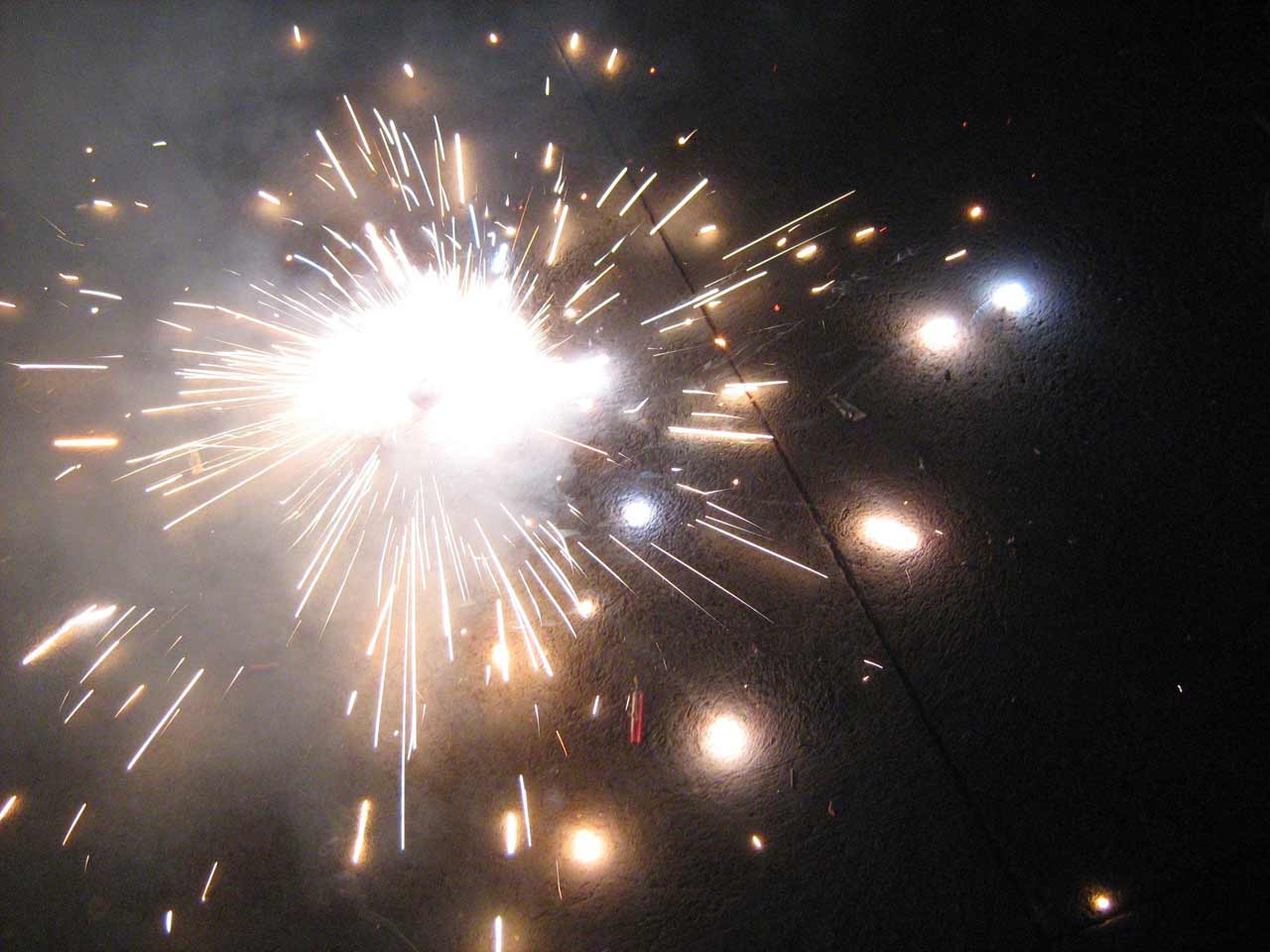http://2.bp.blogspot.com/-lgIEwysXzmg/TmpdIhyQbcI/AAAAAAAAEVE/cZTLs0TnLWk/s1600/Diwali+fireworks+wallpapers+3.jpg