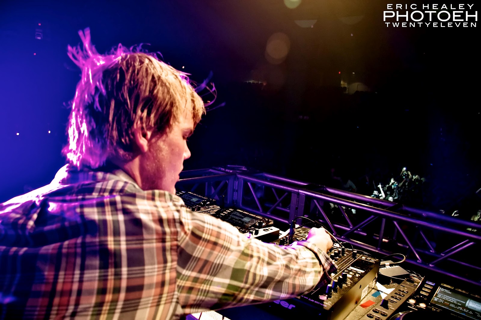 http://2.bp.blogspot.com/-ljF329eLVZs/T7MXc6YzRqI/AAAAAAAABdI/JM-7HwX0oT0/s1600/avicii-001_web.jpg
