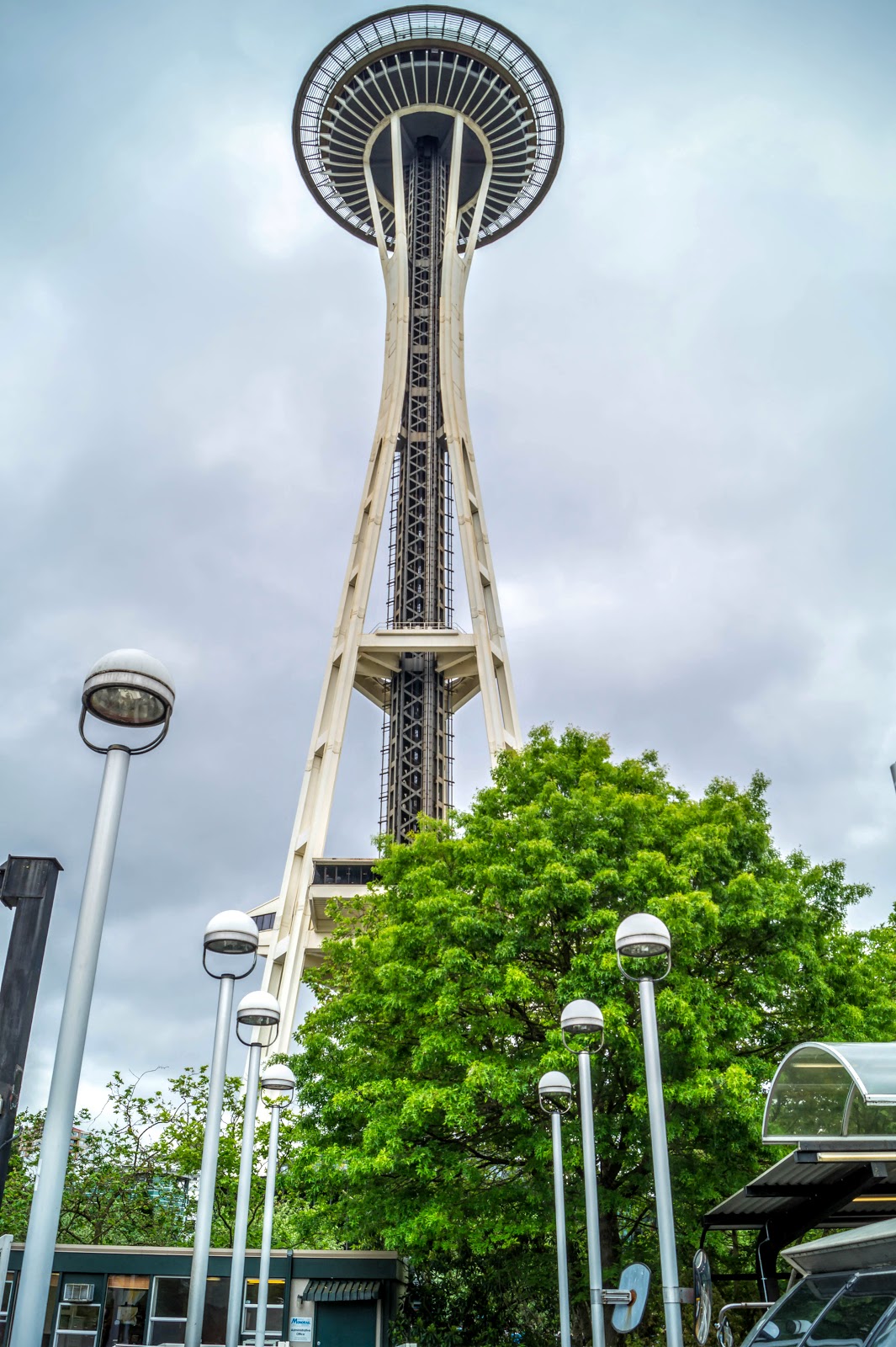 башня Space Needle. Башня является символом города и знаменита своей обзорной площадкой на высоте 160 метров