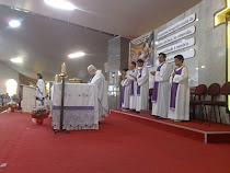 Padre Natal celebrando a Missa das 08