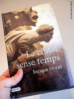 Portada del libro 'La ciudad sin tiempo' de Enrique Moriel