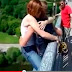 Russa salta de bungee jump agarrada ao namorado e sem proteção
