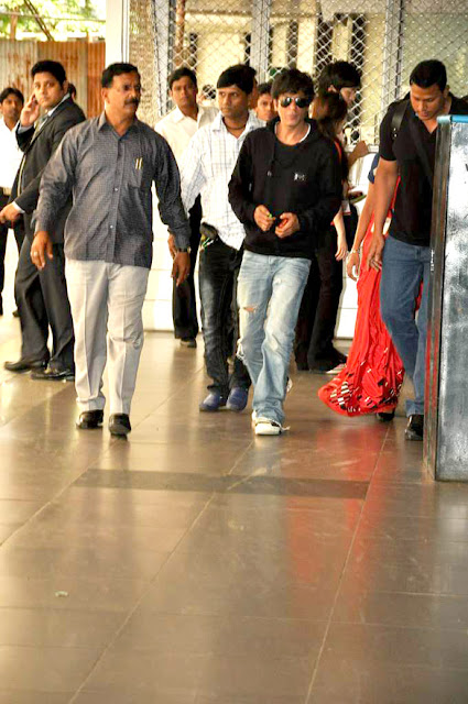 Shahrukh Khan snapped at the Mumbai Airport