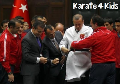 لاعبى الكاراتيه يلبسون رئيس الوزراء التركى "أردوغان" بدلة كاراتيه