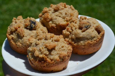 Apple Spice Muffins with Granola Crumb Topping | http://www.thismomcancook.com