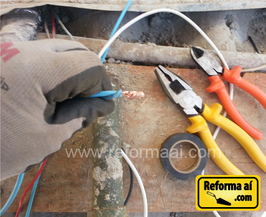 Fazendo emenda em fios - Alicates 1000v Belzer Fazendo emenda em fios - Alicates 1000v Belzer