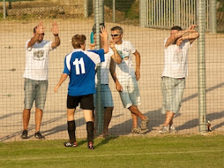 Tia sotto la curva festeggia il 4 a 1.