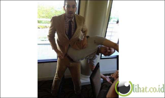 'Keluar Dari Perut' 'Keluar Dari Perut'