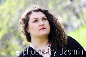 JASMIN - THE LADY BEHIND THE CAMERA