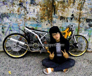Photo Keren Sicantik Indri Barbie Selfie dengan Motor Drag Photo Keren Sicantik Indri Barbie Selfie dengan Motor Drag