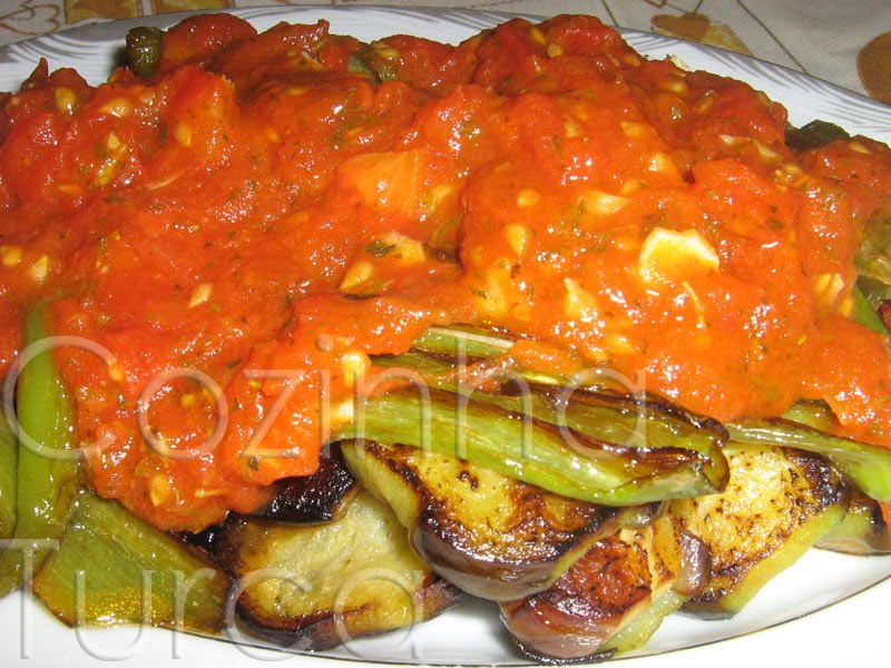 Fritada de Pimento e Beringela com Molho de Tomate (Patlıcan ve Biber Kızartması)