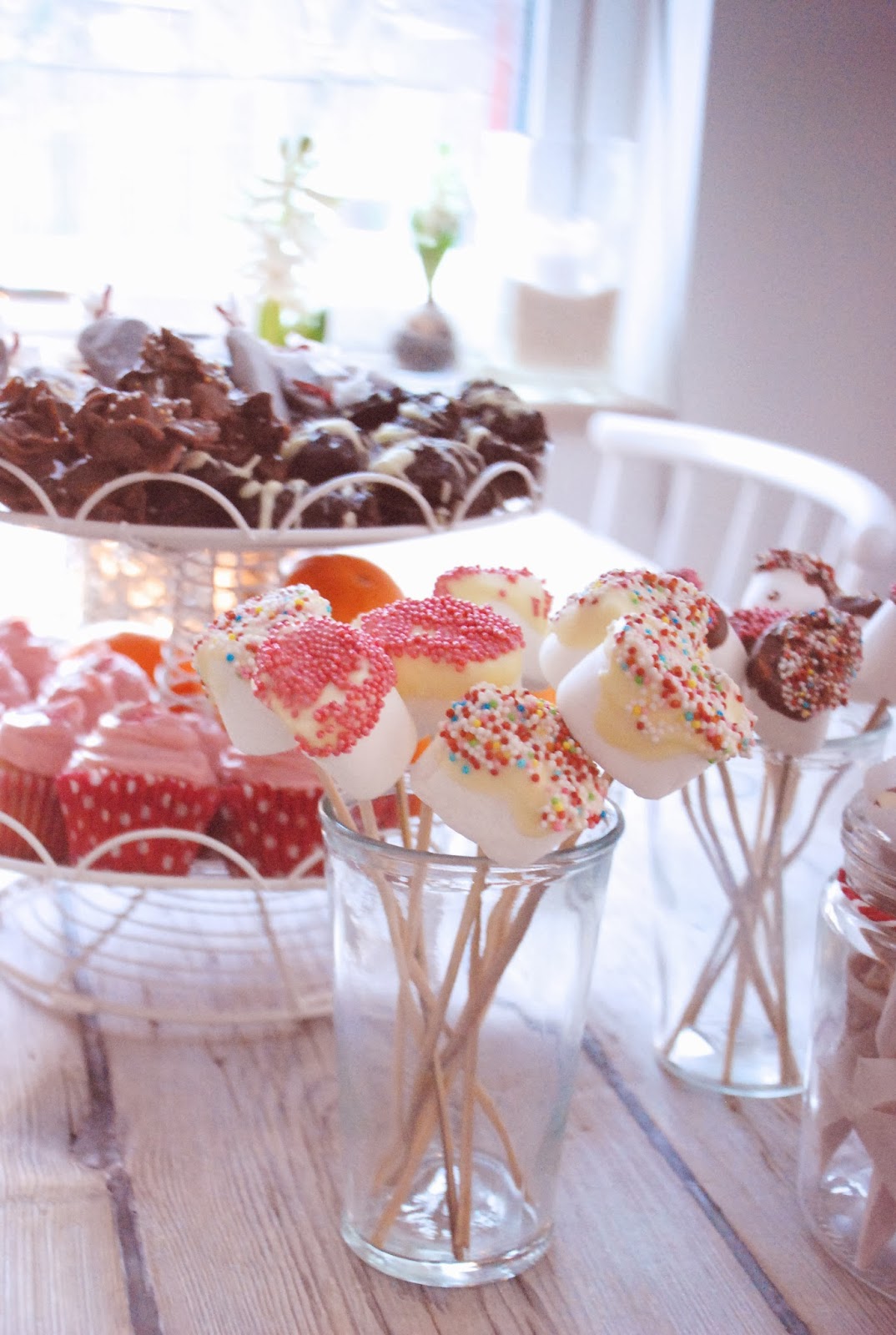 marshmallows doppade i choklad med strössel marshmallows doppade i choklad med strössel