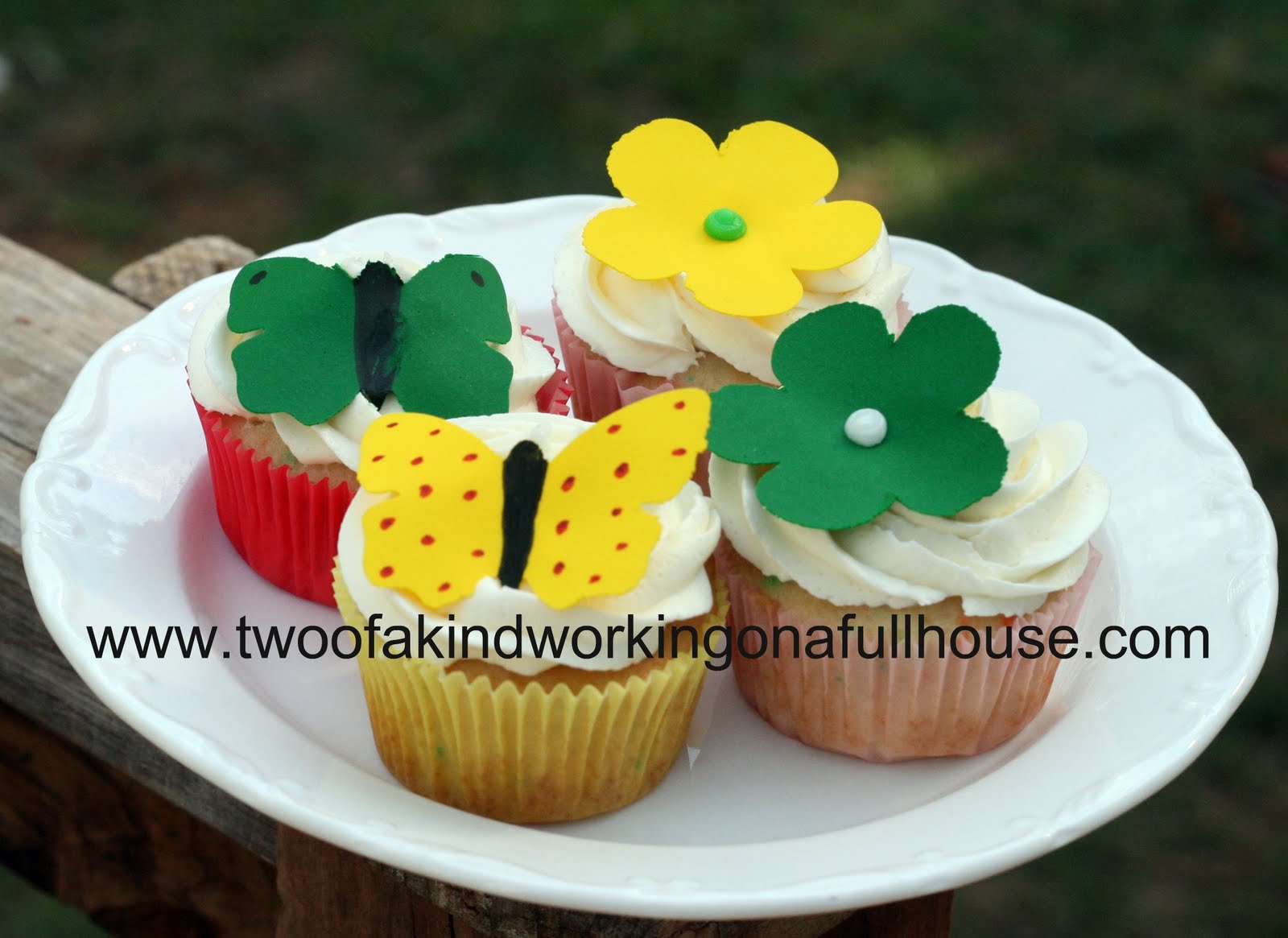 http://2.bp.blogspot.com/-lt4htmg3zHU/TdUlqPAWvyI/AAAAAAAAFKQ/02iADGfrjdQ/s1600/cupcakes.jpg