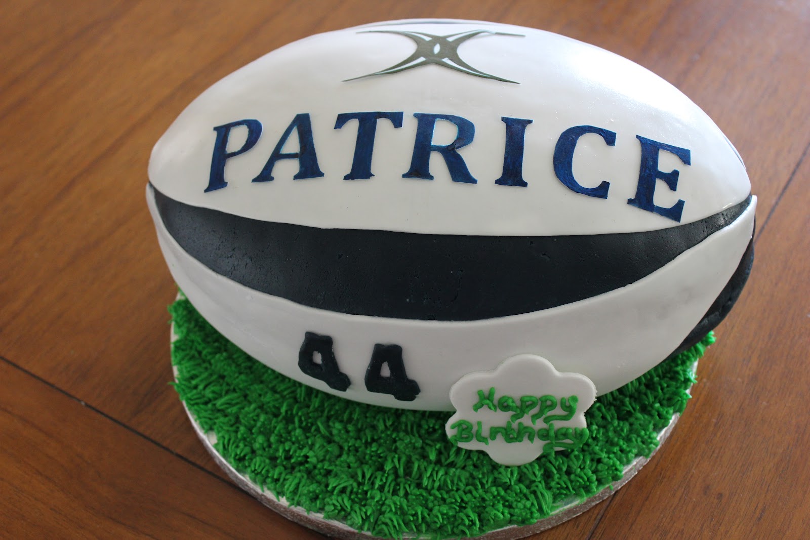 Cupcake Lovers in Paris Rugby ball cake! / gâteau "Ballon de rugby"!
