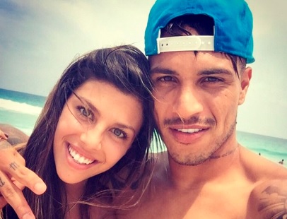 ALONDRA GARCIA MIRO POSANDO CON PAOLO GUERRERO EN LA PLAYA Foto de Alondra García Miró junto a Paolo Guerrero en la playa