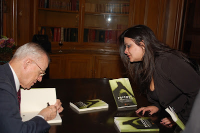 Em sessão de autógrafos, Dom Bertrand concede dedicatória a seu livro Psicose Ambientalista