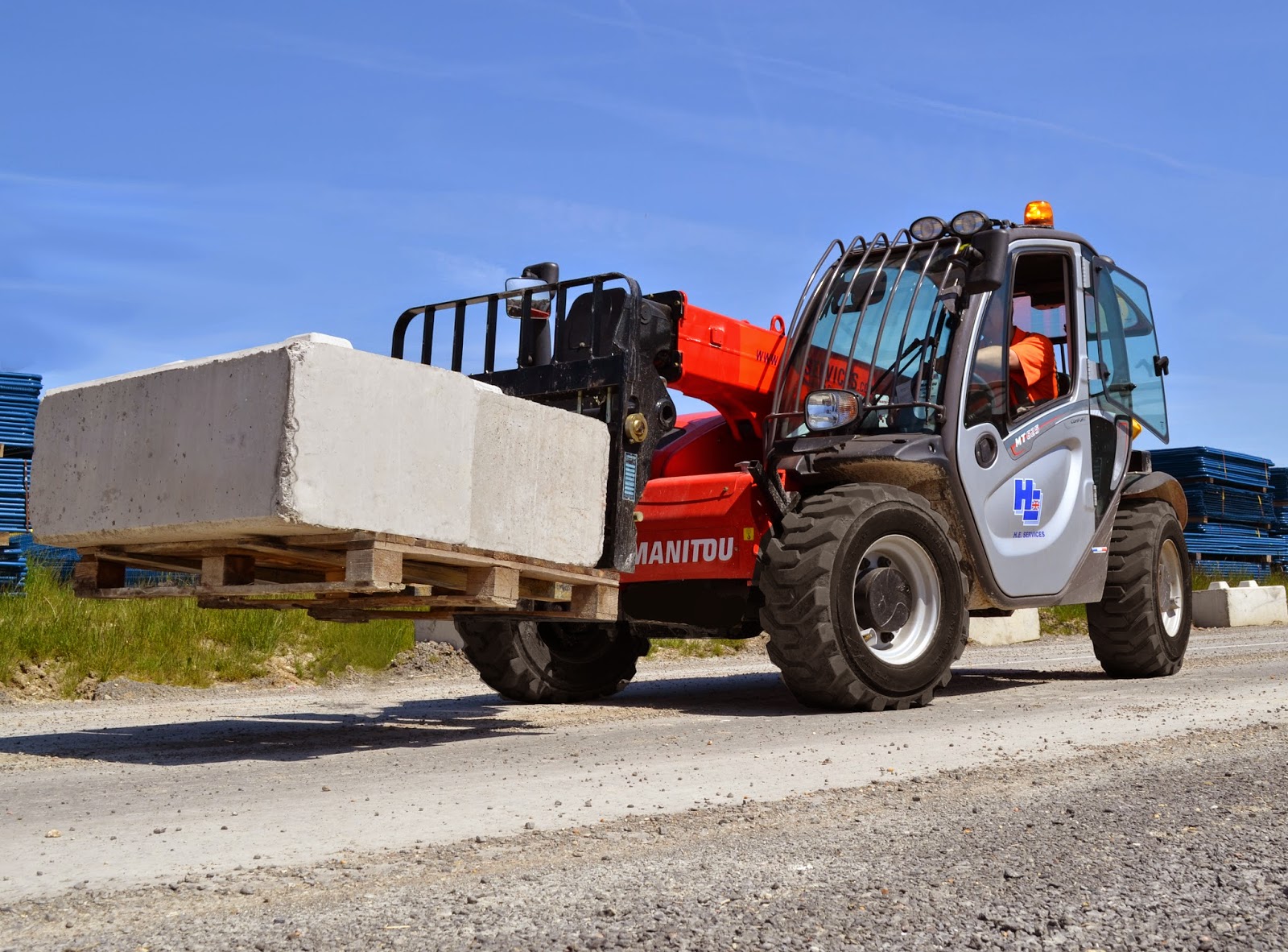 ExploreMachines Compact Telehandlers (Lifting and Material Handling