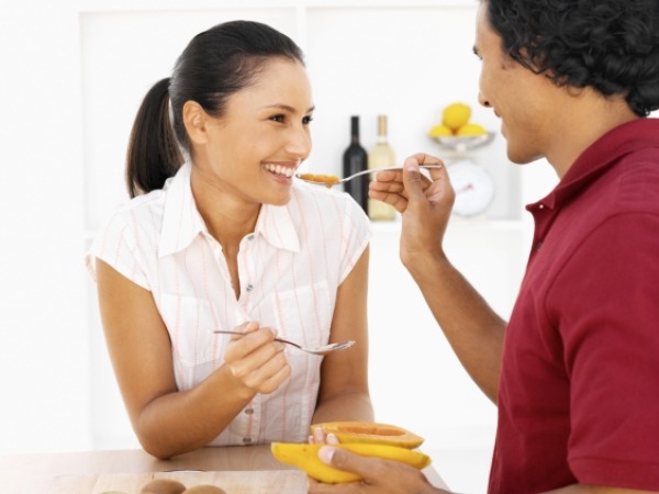 Health-benefits-of-papaya_2 Couple eating papaya