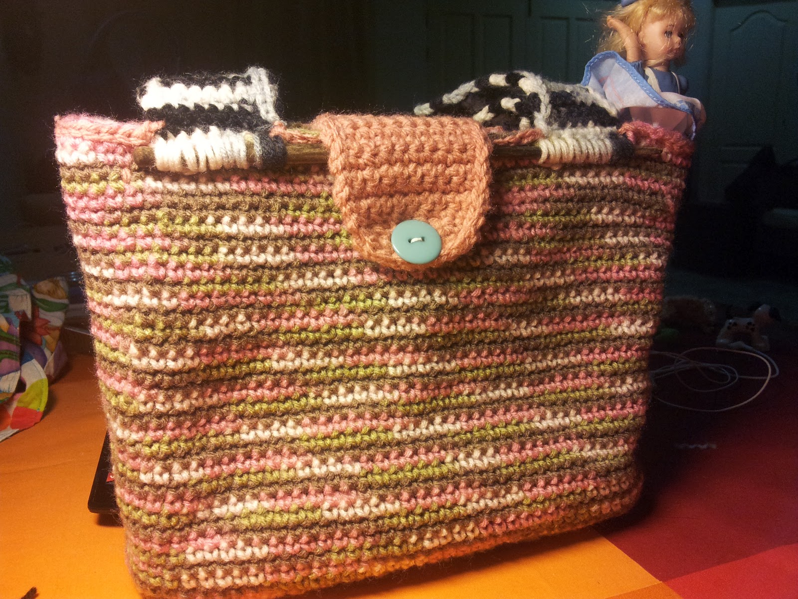 Sheena D. DIY Tote Bag Made from Yarns.