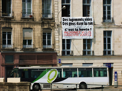 les indignes de bayonne de l'acampada baiona deploient une banderolle