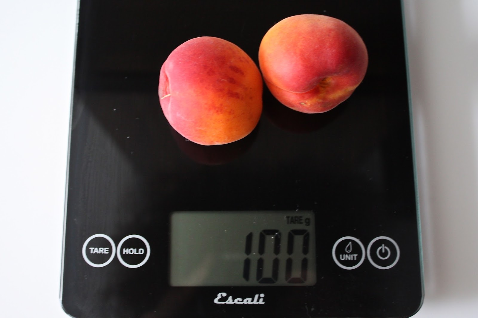 100 grams of apricots measured on a digital scale